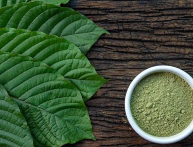 How do you properly store red maeng da kratom powder for freshness?